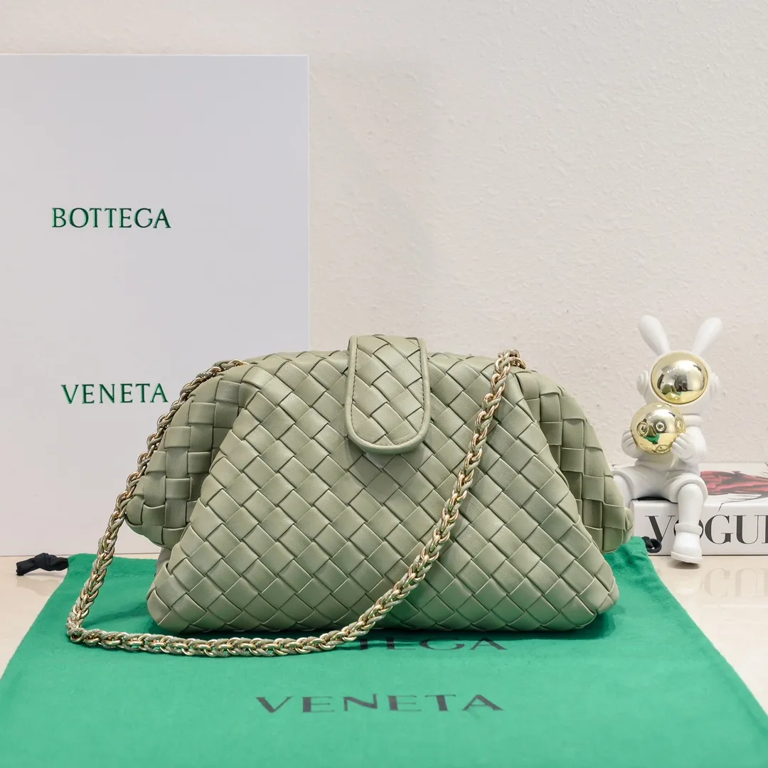 Batch 2260 Bitters Venetia 2024 summer series brings Lauren 1980 handbags back to the public eye. The design of the bag is inspired by ancient Roman architecture. It uses the brand's iconic Intrecciato lambskin woven bag body with a hard frame. No logo can be seen on the whole bag. It is equipped with a leather woven metal chain. When using it as a clutch, just put the chain directly in the bag ~ showing an elegant and timeless style. Decades later, when Lauren Hutton once again walked on the Bottega Venetia spring and summer show with this bag, the charm of the year still remains intact despite the passage of time. Size: 31.5*16.5*11 Style number: 5807#
